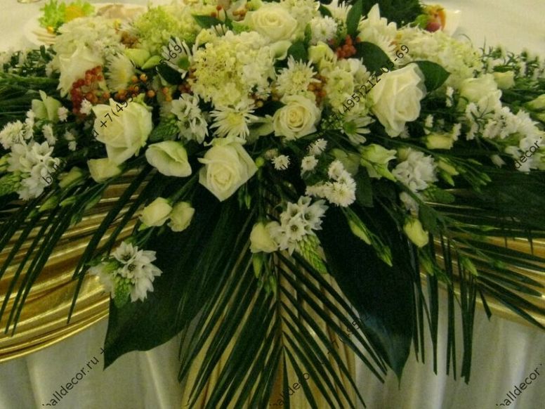 оформление свадебного стола цветами жениха и невесты фото