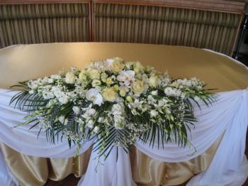 Искусное украшение свадьбы цветами и тканью