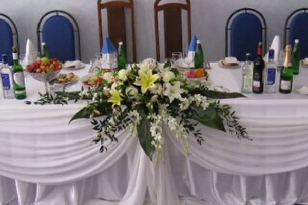 украшение зала на свадьбу тканью и цветами цены