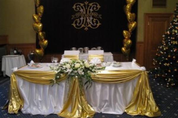 драпировка столо золотым цветом