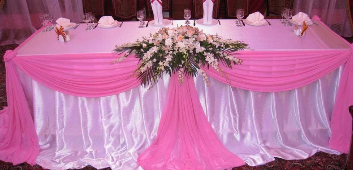 украшение свадебного стола тканью