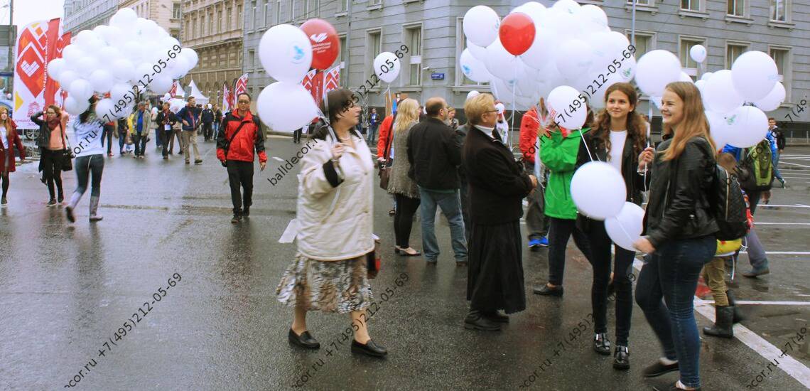 Раздача шаров с печатью на гуляньях в Москве