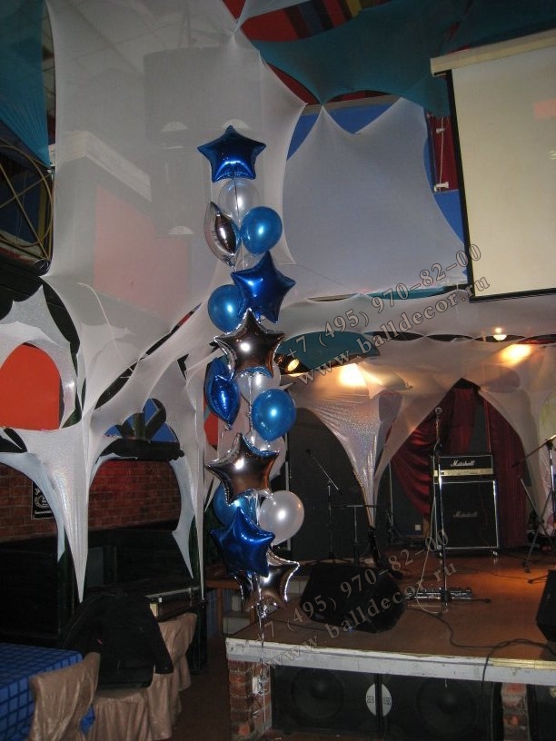 Оформление воздушными шарами необычных размеров ночного клуба самолёт. 