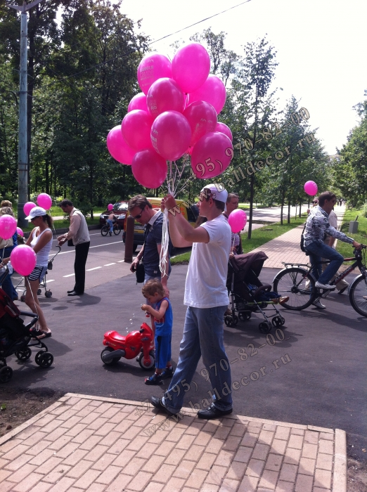 После рекламной раздачи воздушных шаров, почти у каждого посетителя в парке Сокольники был розовый шар с логотипом рекламируемой компании.
