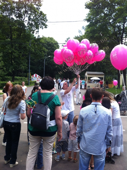 Раздача розовых рекламных шаров с логотипом компании малышам в парке Сокольники. 
