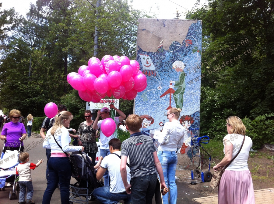 Рекламная раздача воздушных шаров взрослым и детям в парке Сокольники. Розовые рекламные шары.