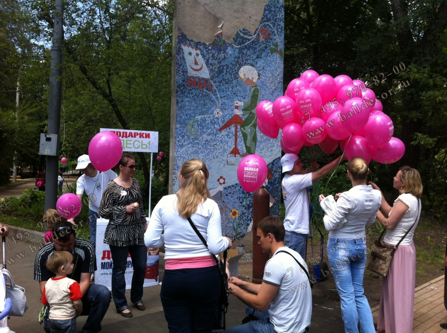 Фотография двух счастливых девушек, получающих воздушные шары в рамках рекламной раздачи в парке Сокольники.